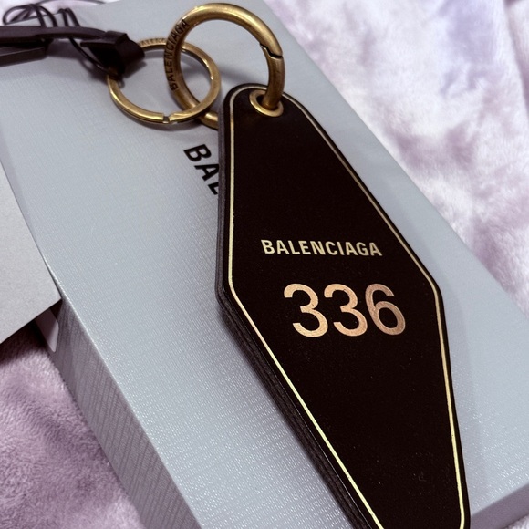 BALENCIAGA - HOTEL ROOM KEYCHAIN - BLACK/GOLD - Picture 2 of 6